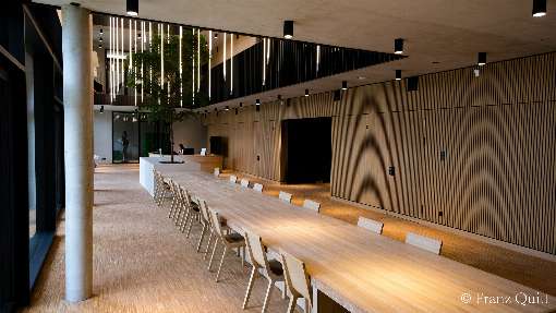 Images 1 - 3: Veneer conjures up a pleasant feel-good environment with timeless elegance from comparatively sober-looking living and working environments. Photos: Franz Quitt